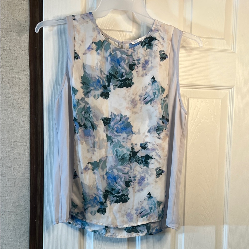 Violet & Claire Sleeveless Floral Blouse - Blue and White